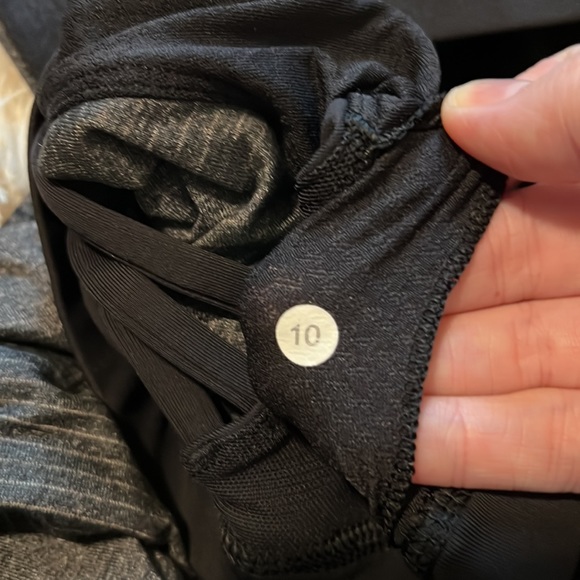 Lululemon work out top size 10 w/ build in bra & removable cup inserts - stripe - Picture 10 of 16